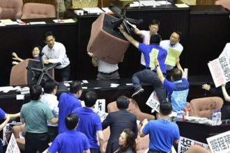 Tayvan meclisinde koltuklar havada uçuştu!